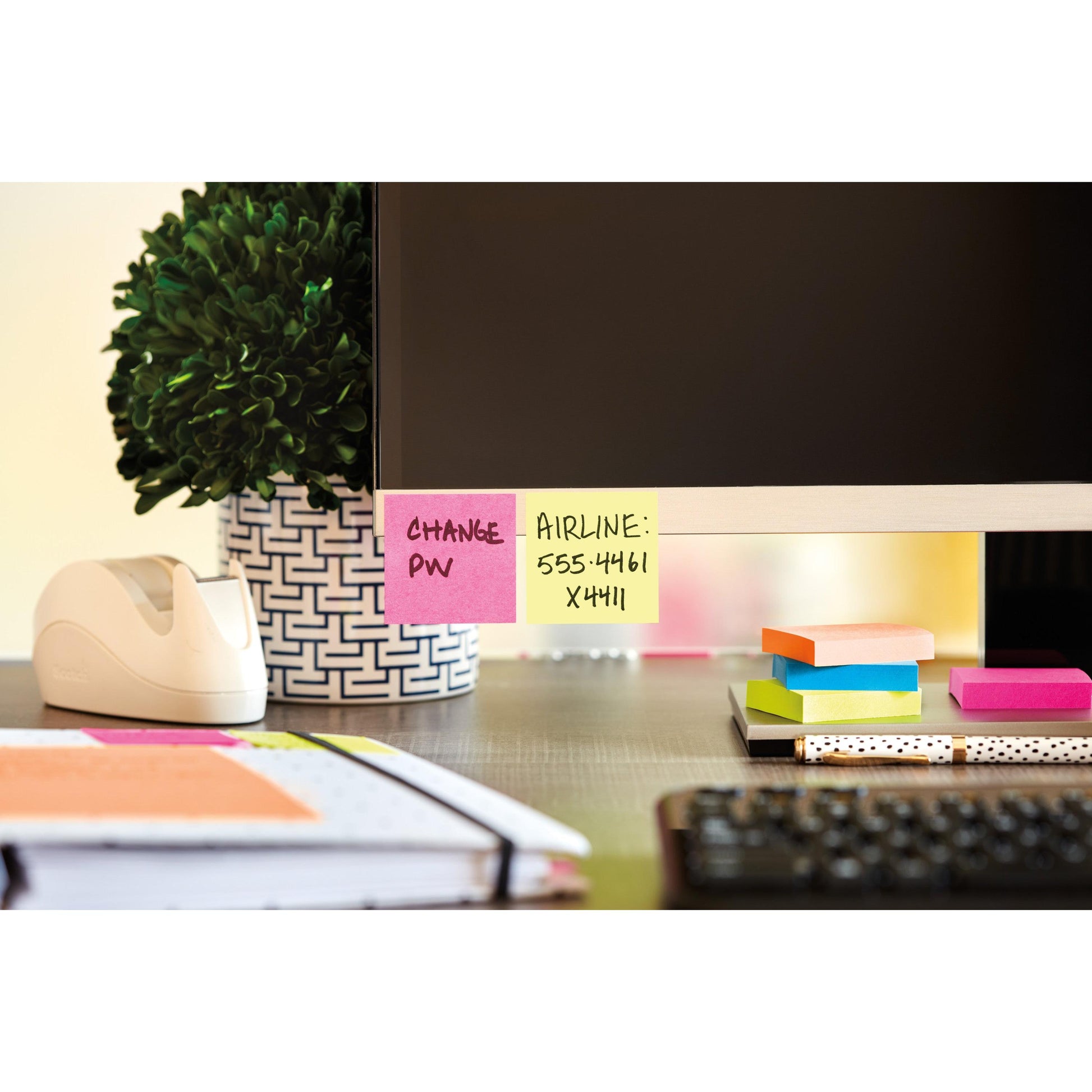 Auf einem Schreibtisch steht ein Computermonitor mit Post-it® Notes Würfel 636-B (gelb, 76x76 mm, 450 Blatt) der 3M Deutschland GmbH, daneben weitere bunte Haftnotizen, Pflanze, Klebebandabroller, Tastatur und ein Notebook.