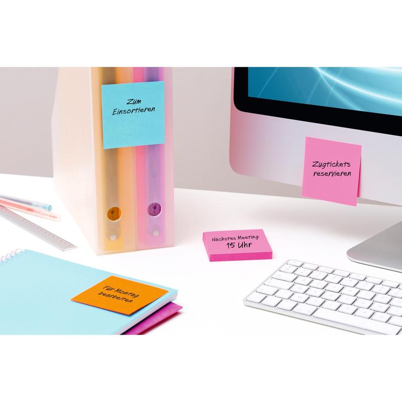 A tidy desk with two ring binders, a monitor, a keyboard, a ruler, a notebook, and colorful Post-it® Super Sticky Notes (76 mm x 127 mm, 90 sheets/block, 100% PEFC) from 3M Deutschland GmbH with handwritten German reminder notes.