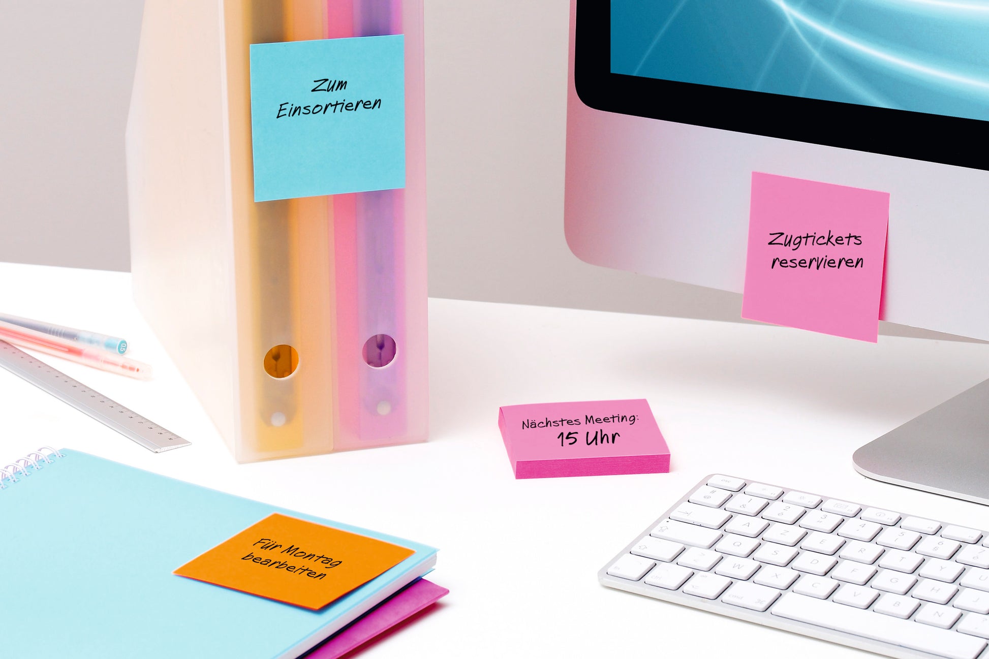 Auf dem Schreibtisch: Computer, Tastatur, Ordner, Notizbuch, Lineal und 3M Deutschland GmbH Post-it® Super Sticky Notes im Großformat (liniert, 102 x 152 mm) in deutscher Sprache zur Erinnerung an Aufgaben - extra starker Halt für Sortieren und Planen.