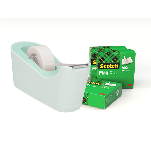 Ein neuwertiger Scotch™ Klebeband-Abroller C18 mit einer Rolle Scotch® Magic™ Unsichtbares Klebeband 19 mm x 33 m steht neben drei grünen 3M-Schachteln, die jeweils mit "100s of Uses" beschriftet sind.