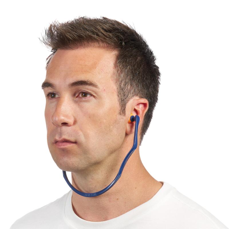 A man in a white shirt wears the 3M™ Banded Earplugs 1310 (SNR 24-25 dB, Orange) from 3M Deutschland GmbH, with the blue band under the chin and replacement earplugs in the ears, to demonstrate the correct use of the hearing protection.