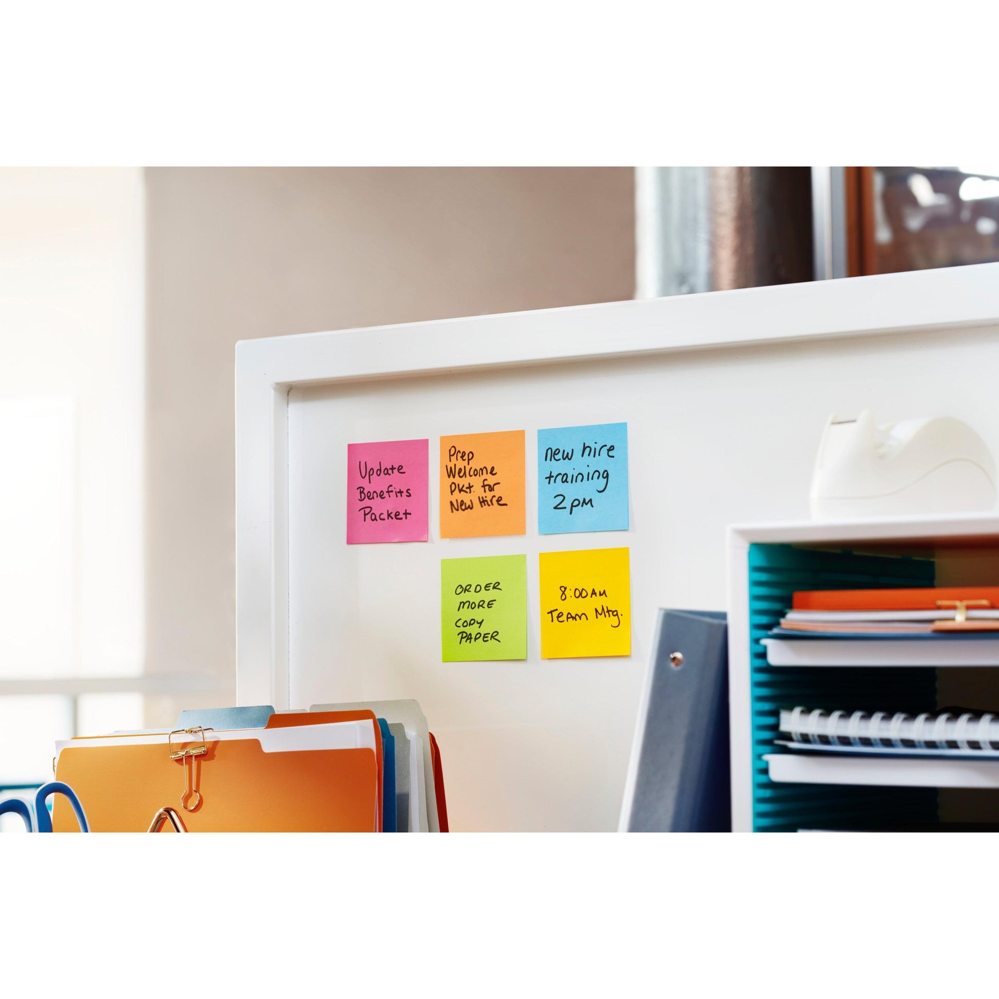 Vier handschriftliche Erinnerungen, wie z.B. "Update Benefits Packet" und "Prep Welcome Pkt for New Hire", werden auf einem Bürotrenner mit Post-it® Notes, Gelb, 76x76 mm, 3M Deutschland GmbH, 90 Blatt/Block, 100% PEFC zertifiziert, angebracht.