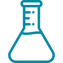 Ein Symbol eines Erlenmeyerkolbens, gezeichnet mit türkisfarbenen Linien. Der Kolben hat einen breiten Boden, der sich zu einem schmalen Hals verjüngt und Messmarkierungen aufweist.