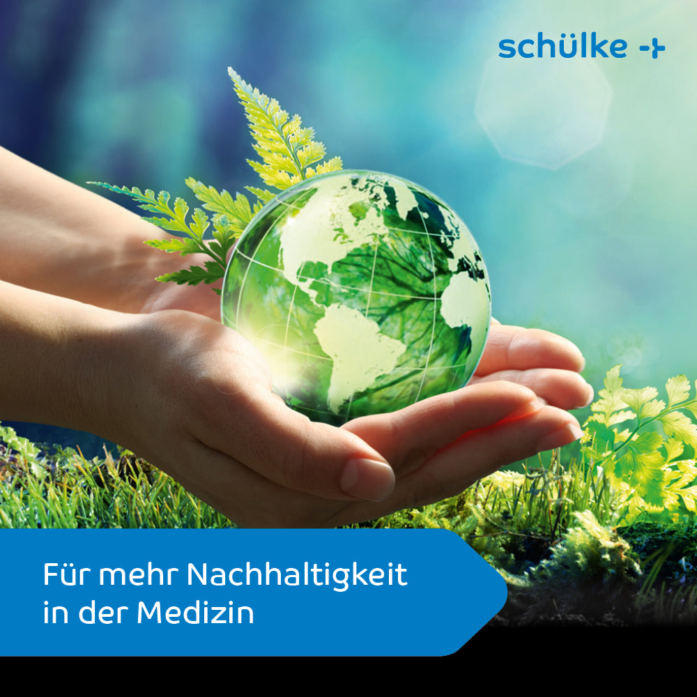 Eine Hand, die einen transparenten Globus mit grünen Farnen darin hält. Im Hintergrund gedeihen grüne Pflanzen. Der Text „Für mehr Nachhaltigkeit in der Medizin“ steht unten auf einem blauen Banner und hebt „Schülke desderman® Händedesinfektion (ohne Farbstoff/Parfüm) und Hautverträglichkeit“ hervor. Rechts oben ist prominent der Schriftzug „Schülke & Mayr GmbH“ angebracht.