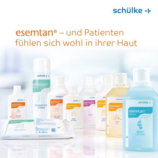 Eine Auswahl an esemtan Hautpflegeprodukten der Schülke & Mayr GmbH, darunter Flaschen mit Schaum, Lotion, Gel und Schülke esemtan® Hautpflege Waschlotion 1 Liter hyclick | 1 l für Hände- und Körperreinigung, werden vor weißem Hintergrund angezeigt. Der deutsche Text lautet: „esemtan® – und Patienten fühlen sich wohl in ihrer Haut“. Oben rechts befindet sich das Logo von Schülke.