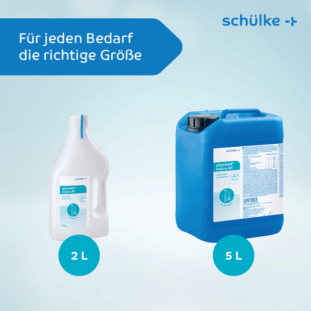 Das Bild zeigt zwei Behälter Schülke gigasept® instru AF Instrumentendesinfektion (aldehydfrei) mit dem Logo der Schülke & Mayr GmbH. Der linke Behälter, ideal für die Endoskopenreinigung, fasst 2 Liter und ist weiß mit blauem Etikett, während der rechte Behälter 5 Liter fasst und blau mit weißem Etikett ist. Beide stehen auf hellblauem Hintergrund. Der Text lautet „Für jeden Bedarf die richtige Größe.“