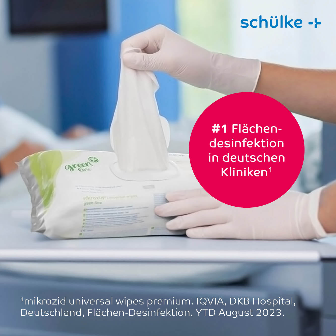 Eine Person entnimmt einer Packung Schülke mikrozid® universal wipes green line Desinfektionstücher | Packung (114 Stück). Ein roter Kreis mit deutschem Text besagt, dass dies die „Flächen-Desinfektion Nr. 1 in deutschen Kliniken“ ist. In der oberen rechten Ecke ist der Markenname „Schülke & Mayr GmbH“ sichtbar.