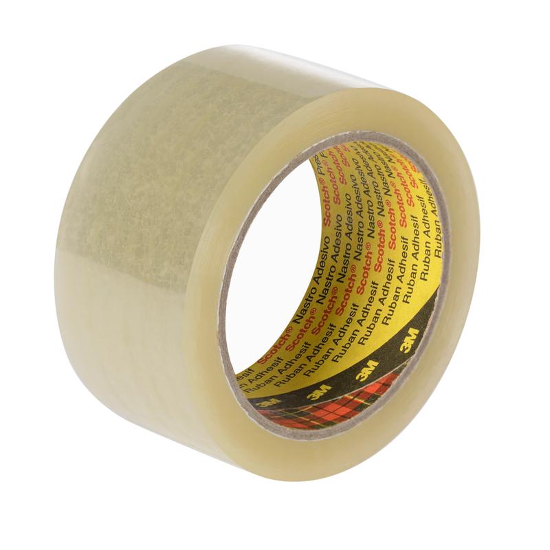 Transparente Klebebandrolle mit leicht gelblicher Tönung und farbigem Innenkern, freigestellt auf hellem Hintergrund.