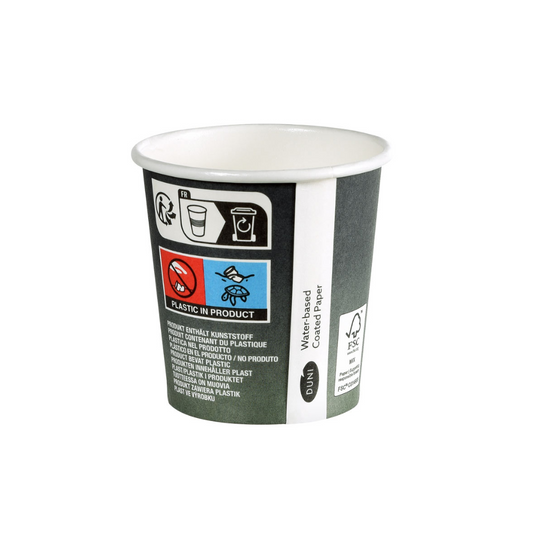 Der Duni Urban Kaffeebecher PAP/PLA Bedruckt von Duni GmbH ist ein kleiner Einwegbecher aus Pappe mit Symbolen und Text, die auf den Kunststoffanteil hinweisen. Er verfügt über ein Logo mit FSC-Zertifizierung, ein Totenkopfsymbol und einen Text in verschiedenen Sprachen, der Nachhaltigkeit für globales Verständnis betont.