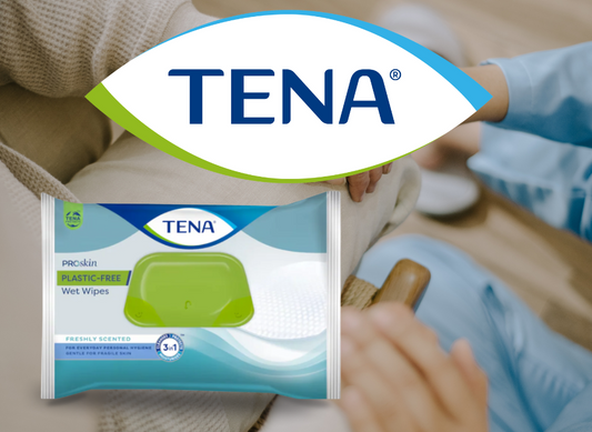 Tena Feuchttücher und im Hintergrund eine Pflegekraft mit einem Pflegebedürftigen 