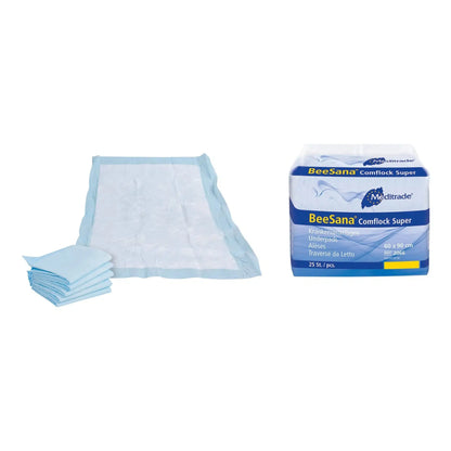Ein Stapel blauer Einweg-Bettunterlagen Meditrade BeeSana® Comflock Super neben ihrer Verpackung, die von der Meditrade GmbH mit der Aufschrift „beesana comficlock super“ gekennzeichnet ist, was bedeutet, dass sie 60 x 90 cm groß sind.