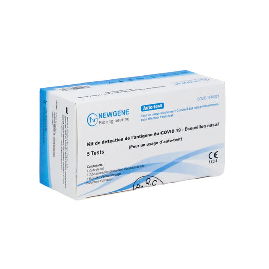 Eine Schachtel Newgene Covid-19 Antigen Schnelltest CE/1434 Antigen-Schnelltestkits, die 5 Nasenabstrichtests enthalten, beschriftet auf Französisch. Die Verpackung ist blau und weiß und enthält Zertifizierungs- und Verwendungsinformationen.